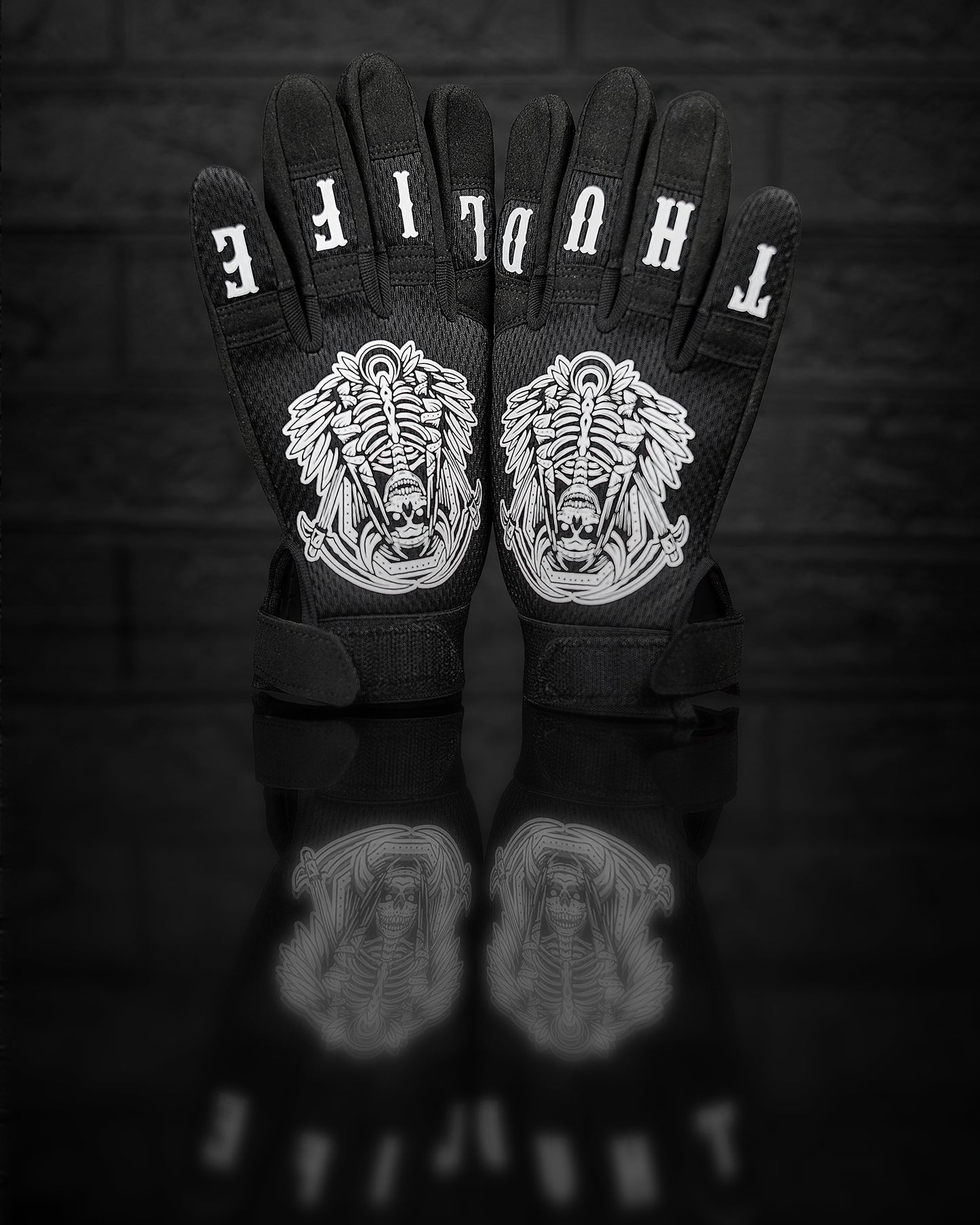 COFFIN GRIPPERS WHT/BLK
